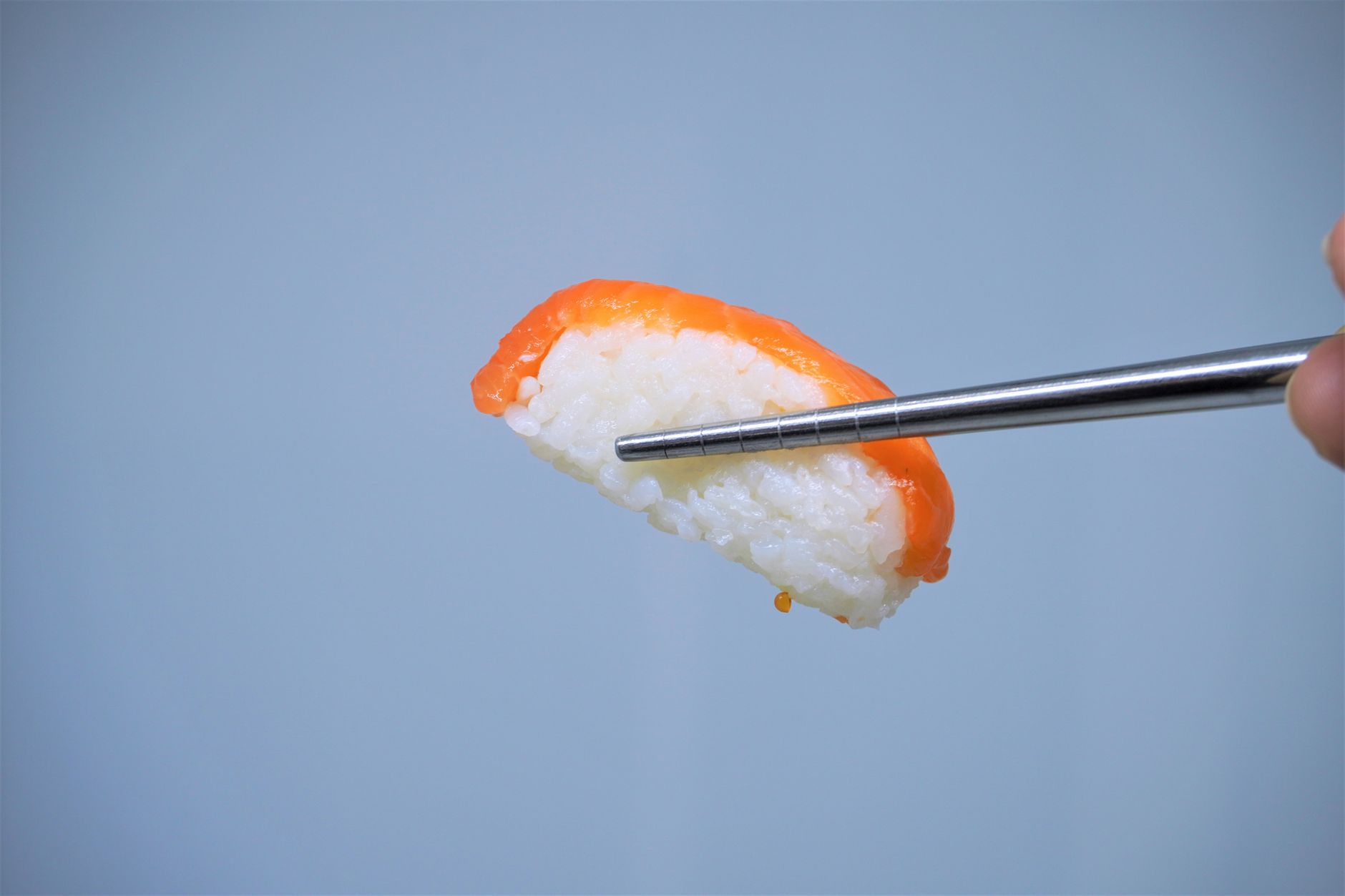 Paličky a kúsky nigiri sushi na tanieri