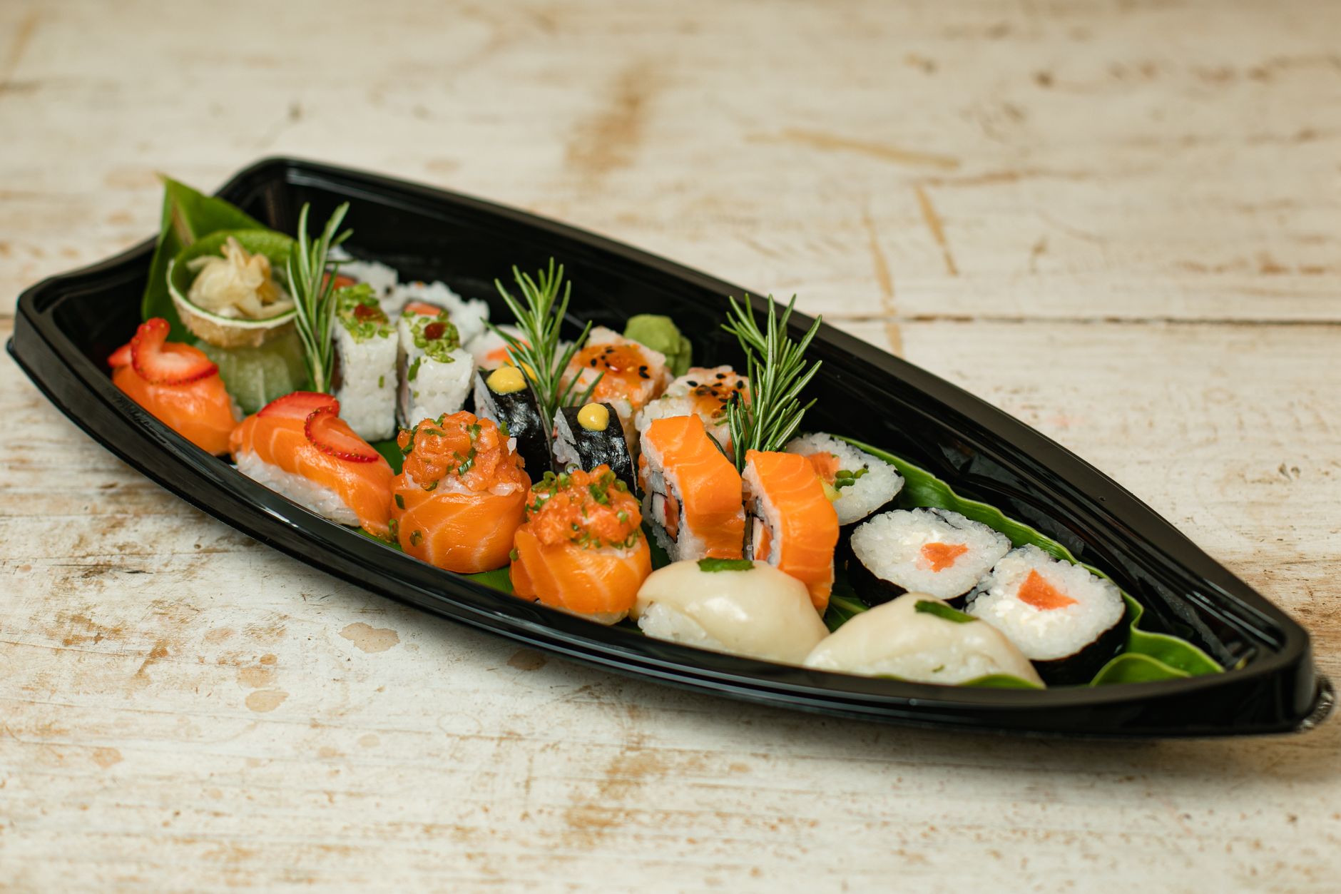 Sushi set na tanieri