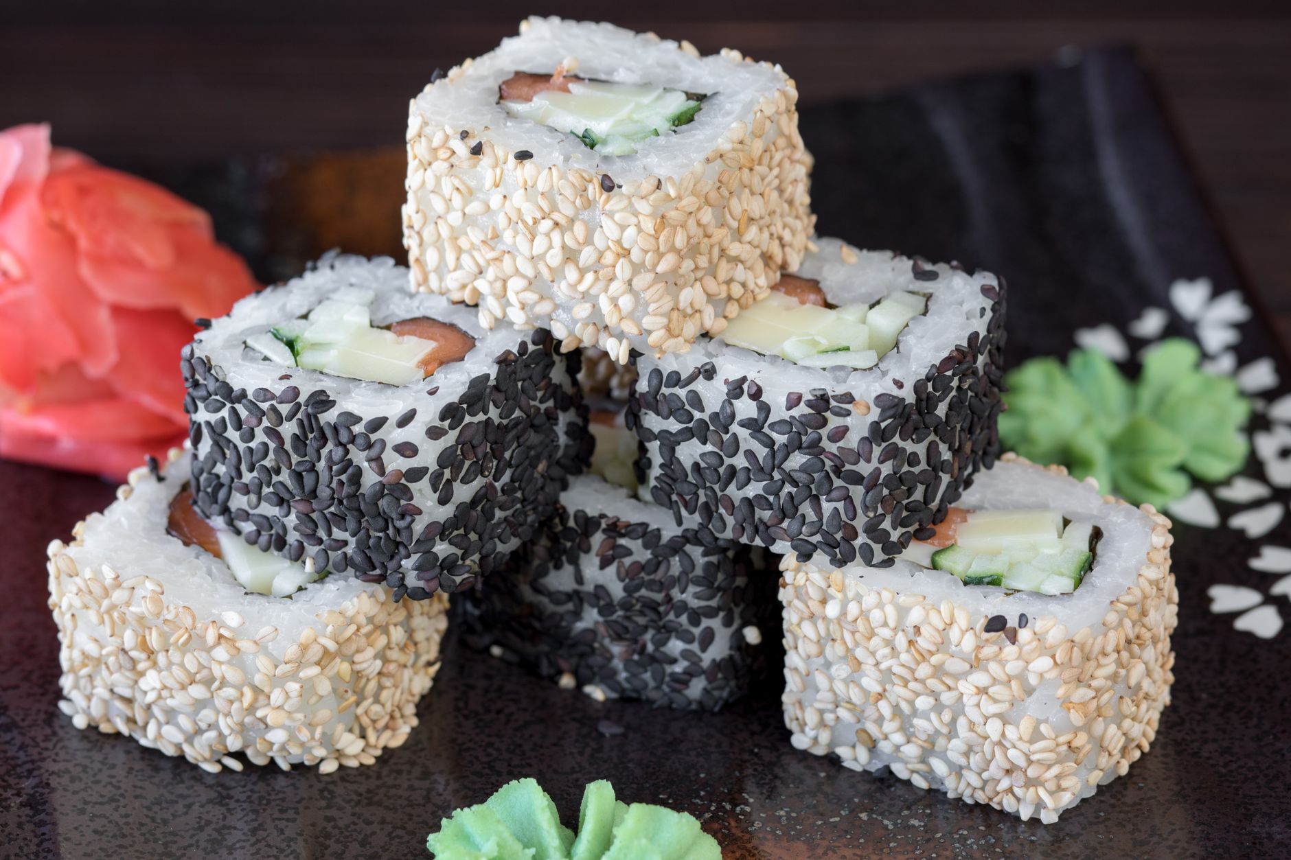 Uramaki sushi rolky