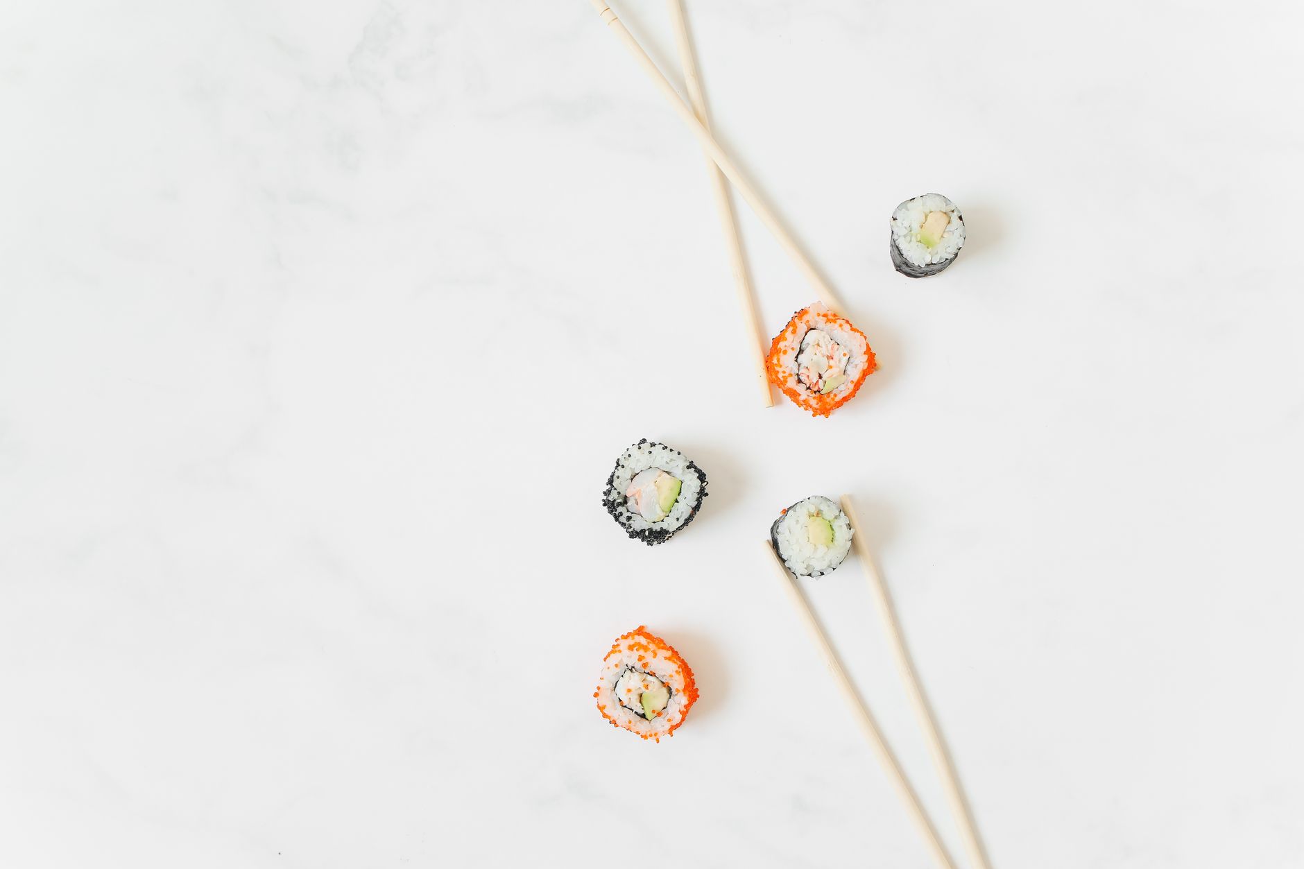 California roll sushi s avokádom a tobiko