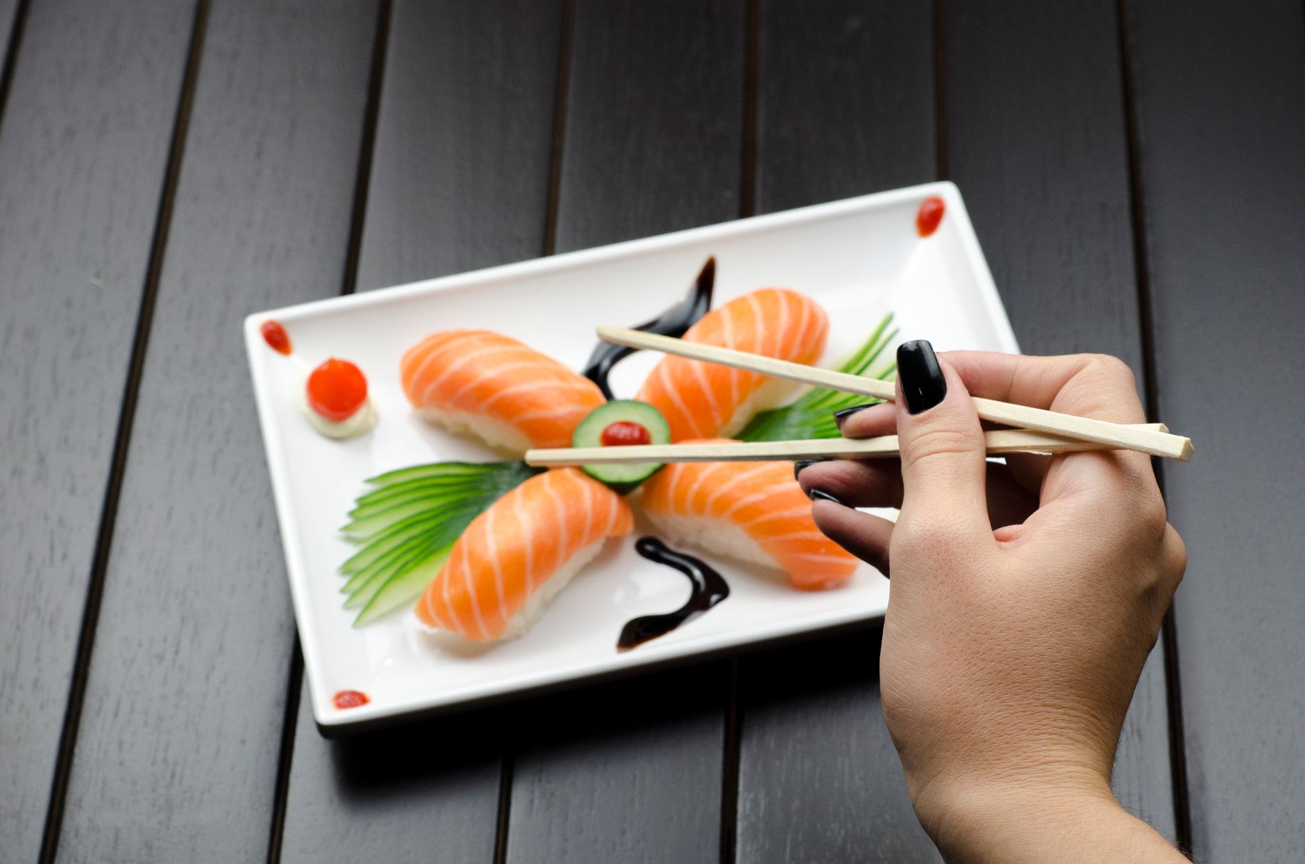 Lososové nigiri sushi na tanieri