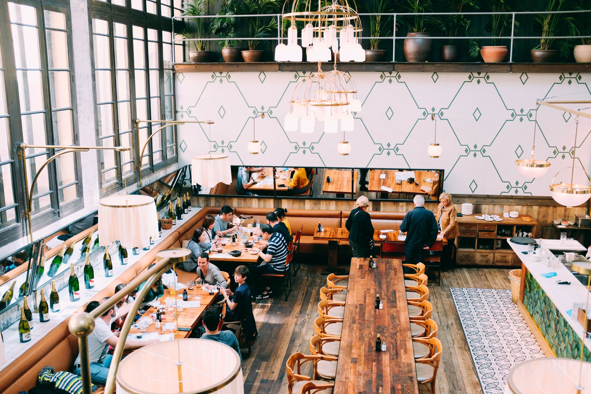 Drevený sushi bar v interiéri Sakurao